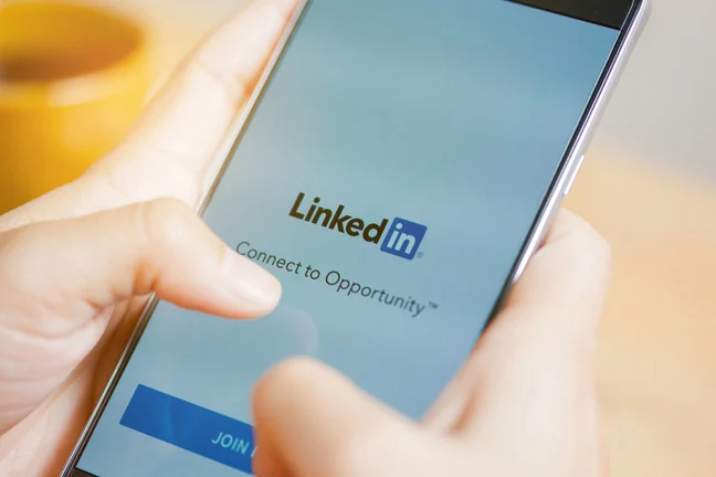 Noyb cries foul when LinkedIn refuses to disclose visitor data to his profile • Woozad