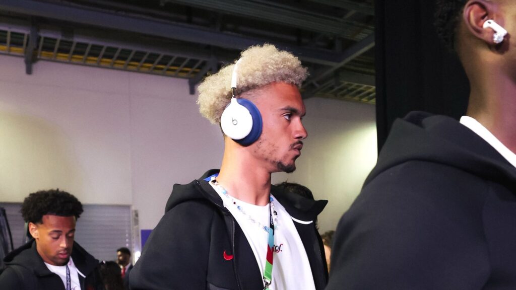 Antonee Robinson introduces never-before-seen two-tone over-ear headphones at the World Cup